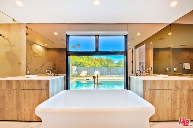 9038 MEREDITH Place, Beverly Hills, CA 90210