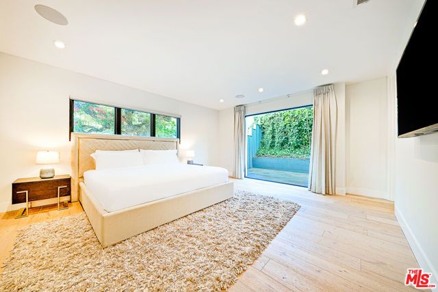 9038 MEREDITH Place, Beverly Hills, CA 90210