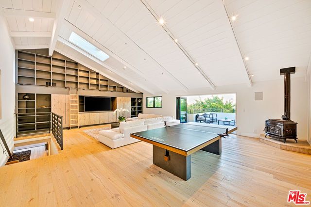 9038 MEREDITH Place, Beverly Hills, CA 90210