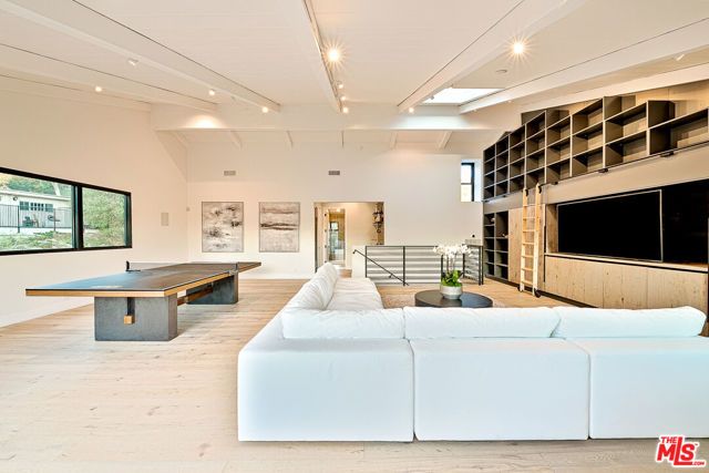 9038 MEREDITH Place, Beverly Hills, CA 90210