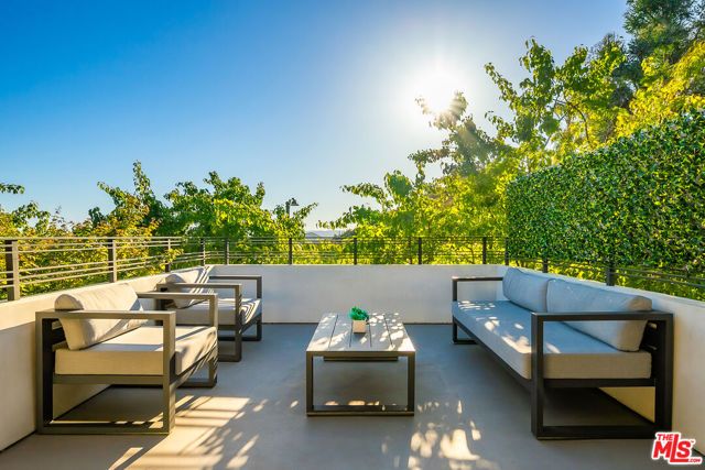 9038 MEREDITH Place, Beverly Hills, CA 90210