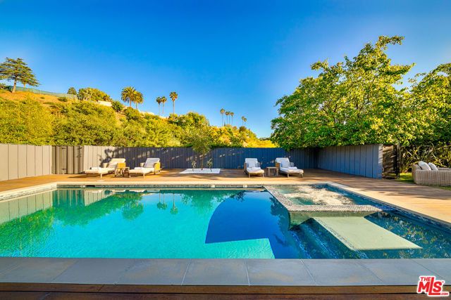 9038 MEREDITH Place, Beverly Hills, CA 90210