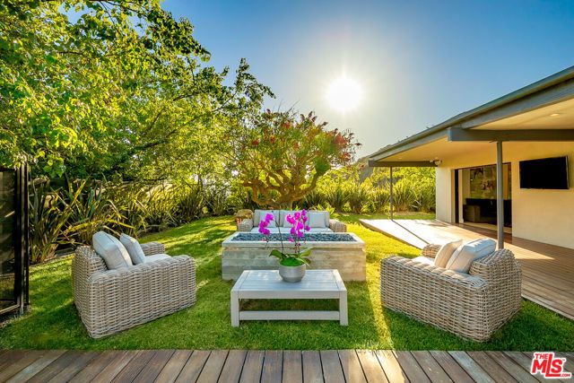 9038 MEREDITH Place, Beverly Hills, CA 90210