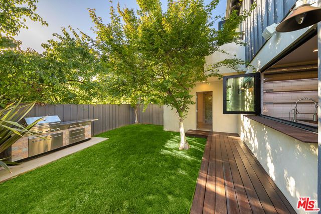 9038 MEREDITH Place, Beverly Hills, CA 90210