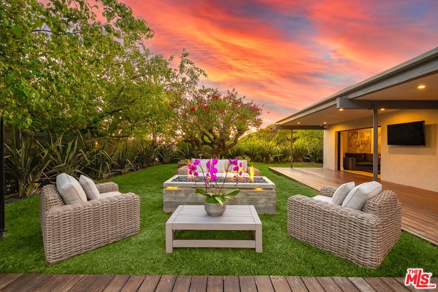 9038 MEREDITH Place, Beverly Hills, CA 90210