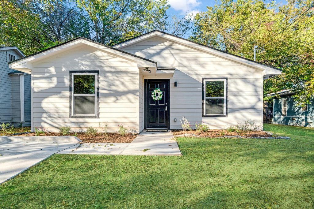 1337 E Houston Street, Paris, TX 75460