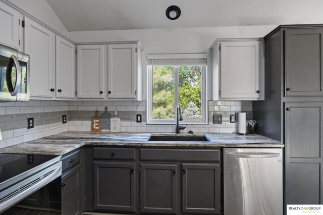 1104 Apache Circle, Papillion, NE 68046