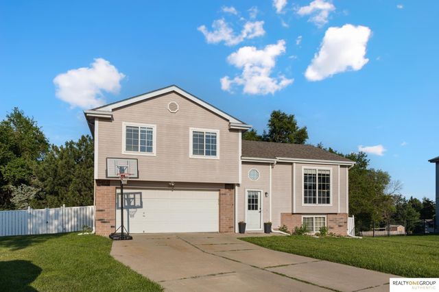 1104 Apache Circle, Papillion, NE 68046