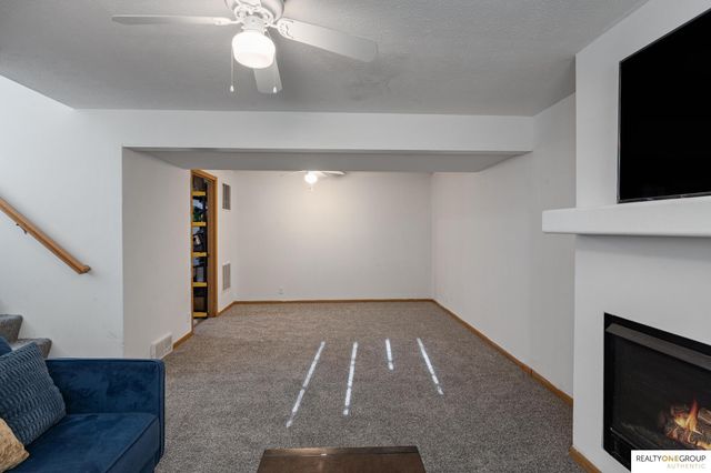1104 Apache Circle, Papillion, NE 68046