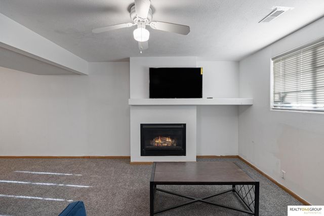 1104 Apache Circle, Papillion, NE 68046