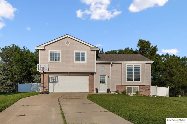 1104 Apache Circle, Papillion, NE 68046