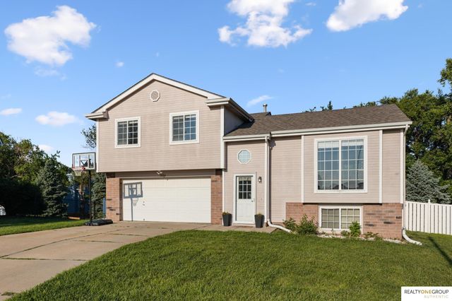 1104 Apache Circle, Papillion, NE 68046