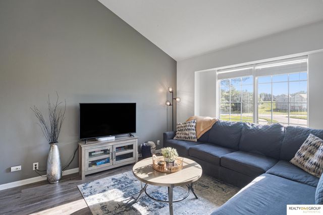 1104 Apache Circle, Papillion, NE 68046