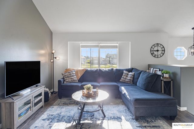 1104 Apache Circle, Papillion, NE 68046
