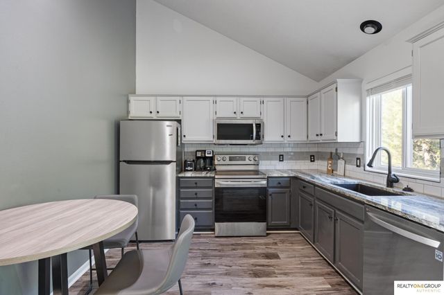 1104 Apache Circle, Papillion, NE 68046