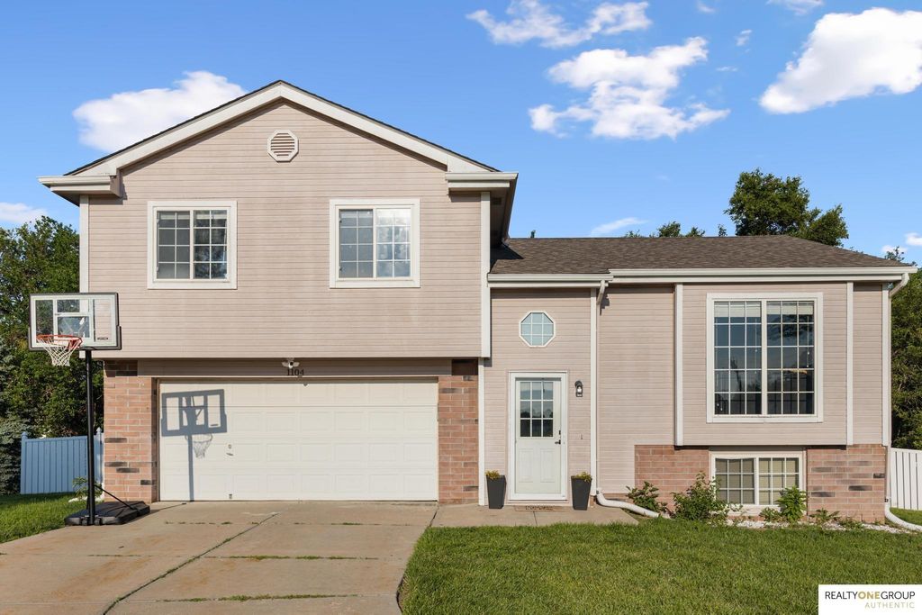 1104 Apache Circle, Papillion, NE 68046