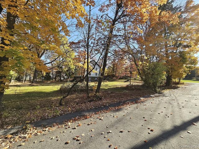 51 Estrada Road, Woodbury, NY 10917