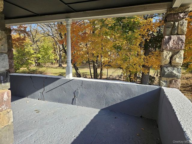 51 Estrada Road, Woodbury, NY 10917