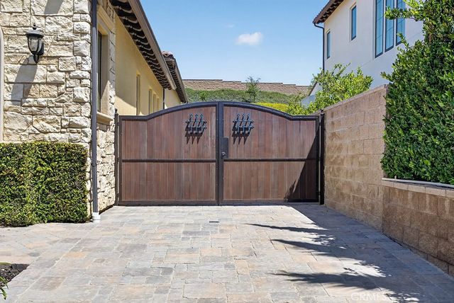 19843 Split Oak, Chatsworth, CA 91311