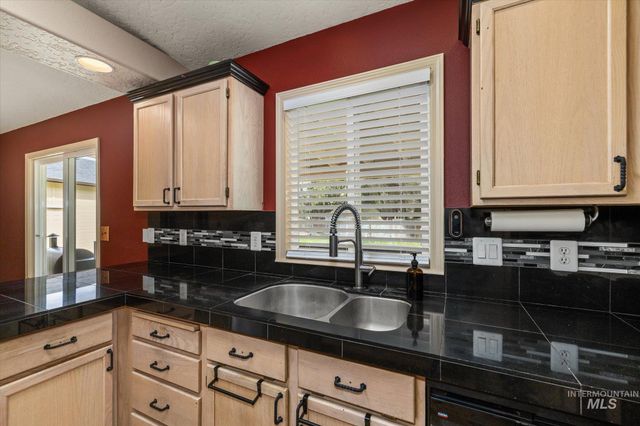 322 Buckskin Ct, Nampa, ID 83687