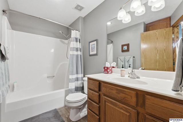 3435 Oakridge Road, Omaha, NE 68112