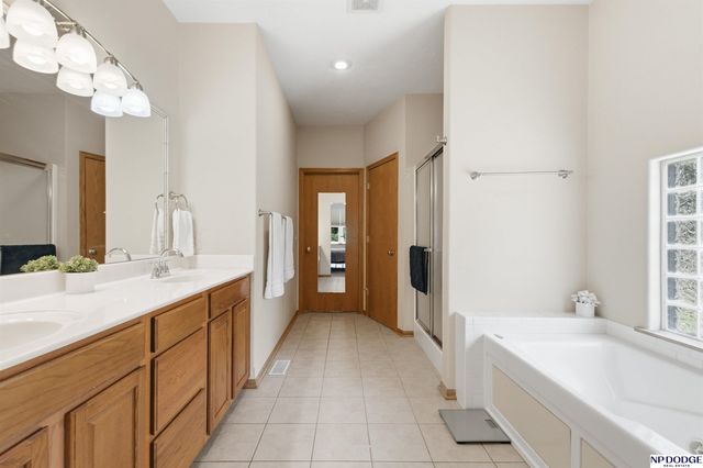 3435 Oakridge Road, Omaha, NE 68112