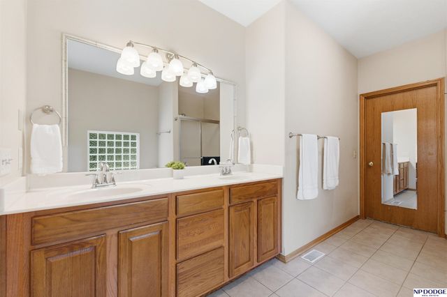 3435 Oakridge Road, Omaha, NE 68112
