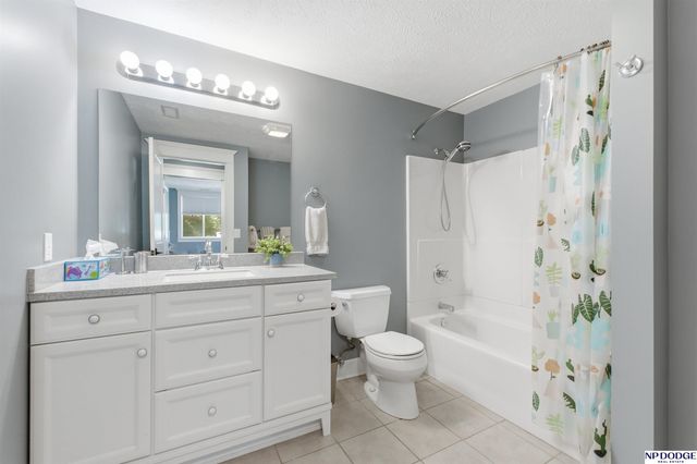 3435 Oakridge Road, Omaha, NE 68112