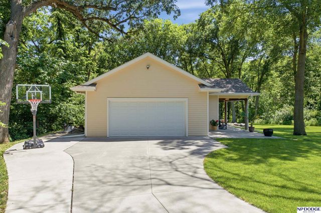3435 Oakridge Road, Omaha, NE 68112