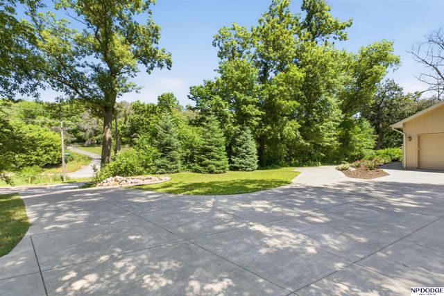 3435 Oakridge Road, Omaha, NE 68112