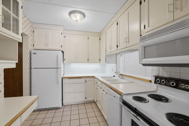 10531 Cedar Lake Road 312, Hopkins, MN 55305