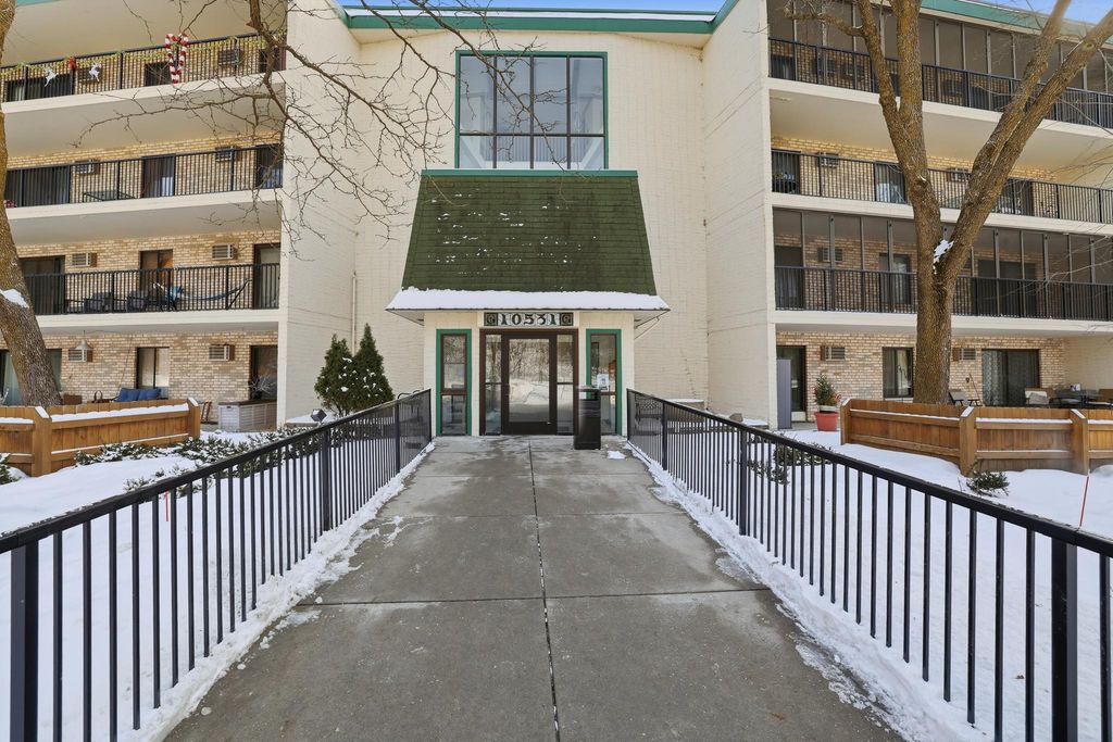 10531 Cedar Lake Road 312, Hopkins, MN 55305