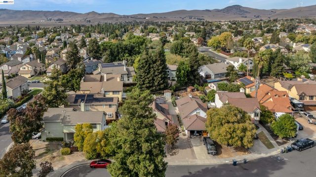 5520 Rainflower Dr, Livermore, CA 94551
