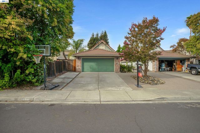 5520 Rainflower Dr, Livermore, CA 94551
