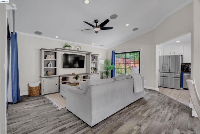 5520 Rainflower Dr, Livermore, CA 94551