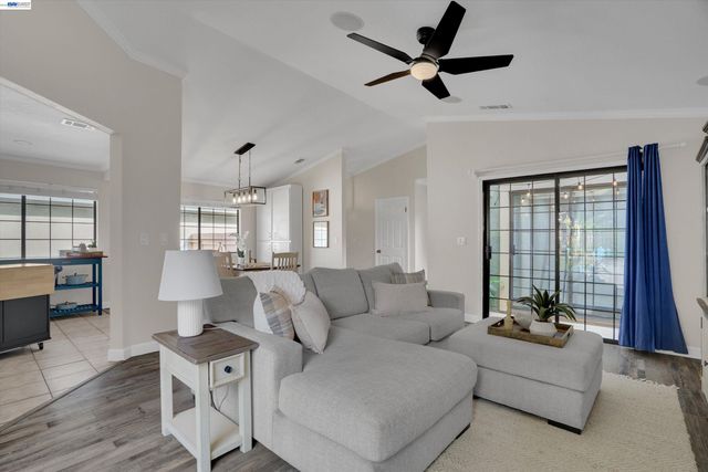 5520 Rainflower Dr, Livermore, CA 94551