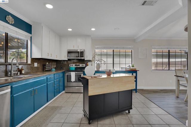 5520 Rainflower Dr, Livermore, CA 94551