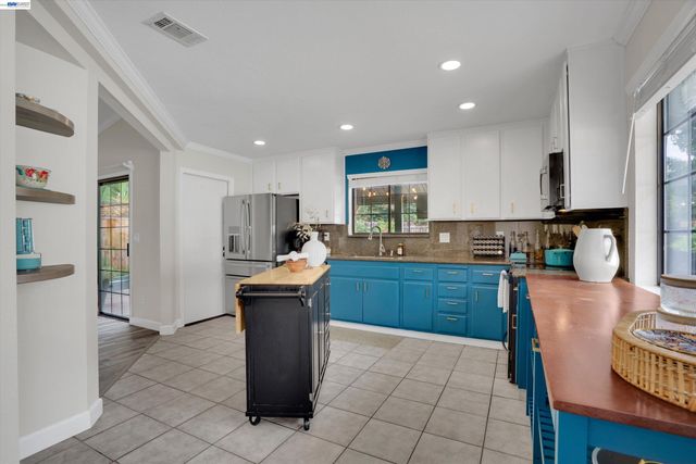 5520 Rainflower Dr, Livermore, CA 94551