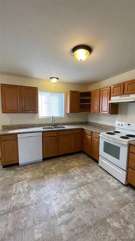 10-12 Kingston Drive, Moscow Mills, MO 63362