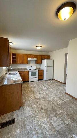 10-12 Kingston Drive, Moscow Mills, MO 63362