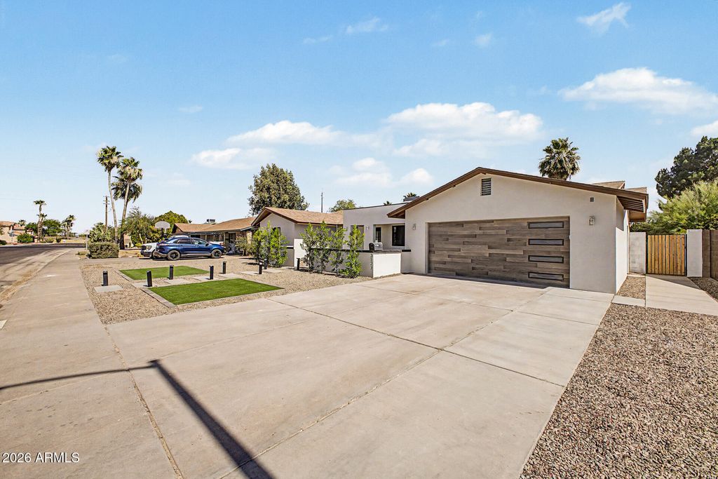 Image 2 of property listing at 3127 E ALTADENA Avenue, Phoenix, AZ 85028