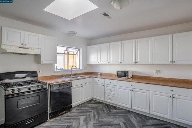 52 Bell Dr, Pittsburg, CA 94565