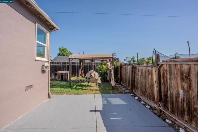 52 Bell Dr, Pittsburg, CA 94565