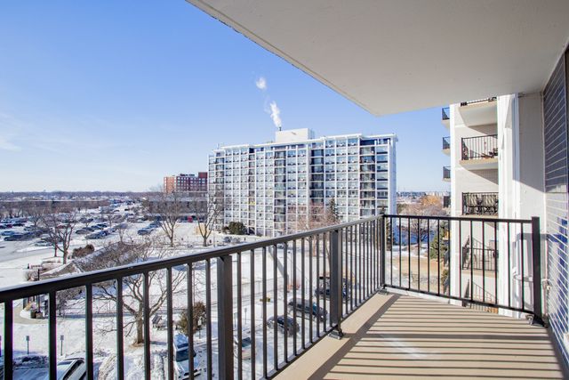 8801 W Golf Road 6B, Niles, IL 60714