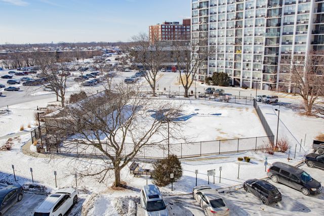 8801 W Golf Road 6B, Niles, IL 60714