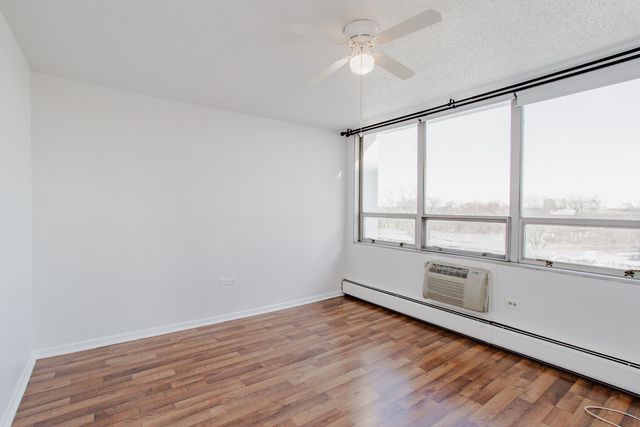 8801 W Golf Road 6B, Niles, IL 60714