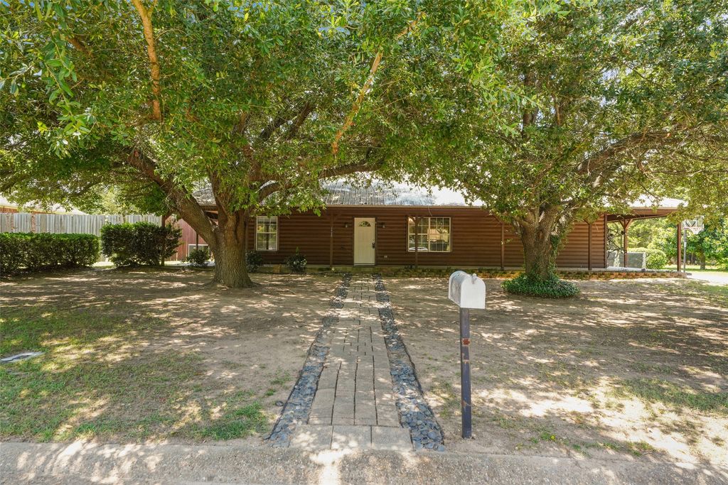 1112 Caprice Drive, Grand Saline, TX 75140