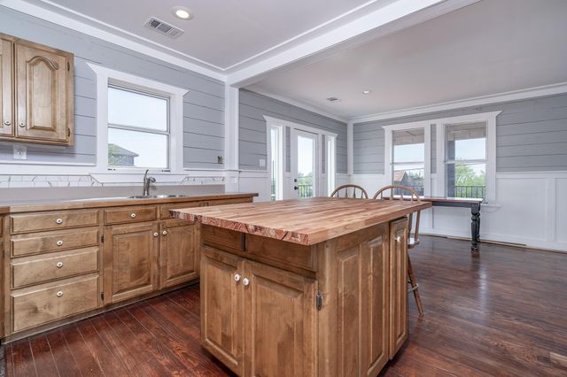 302 N Austin ST, Coupland, TX 78615