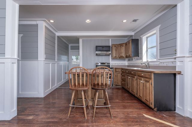 302 N Austin ST, Coupland, TX 78615