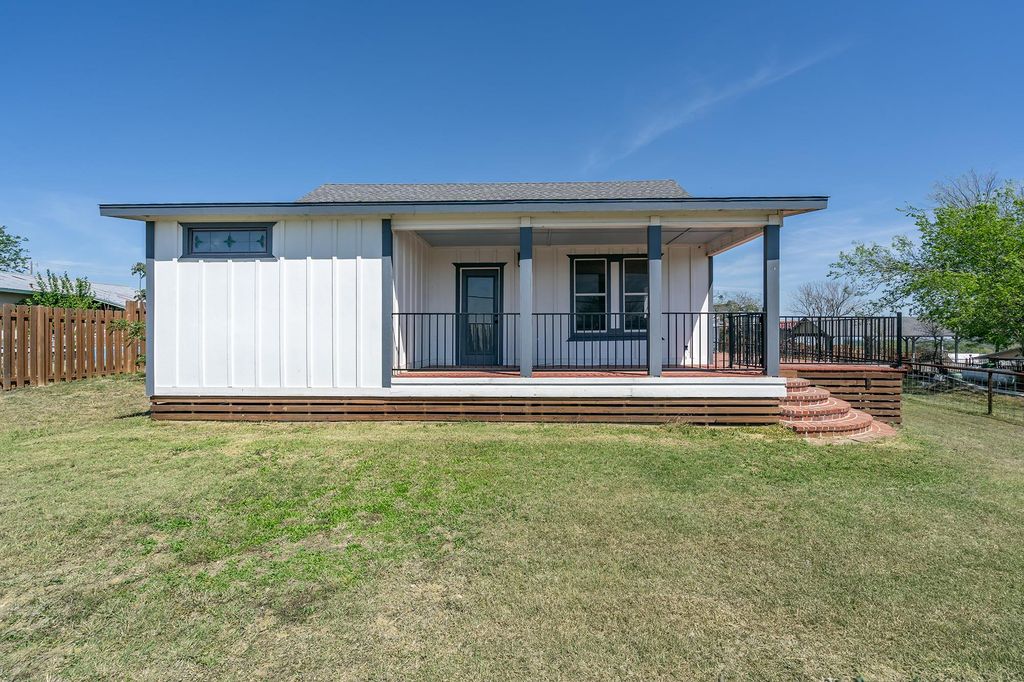 302 N Austin ST, Coupland, TX 78615
